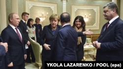 A 2015-ös minszki találkozó. Balra Putyin, középen Angela Merkel német kancellár, jobbra az akkori ukrán elnök, Petro Porosenko