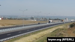 Грузовые машины на автомобильном съезде с Керченского моста. Керчь, 1 октября 2018 года
