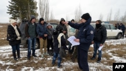 Srpski graničar u razgovoru sa ilegalnim migrantima, Bački Vinogradi, 2015.