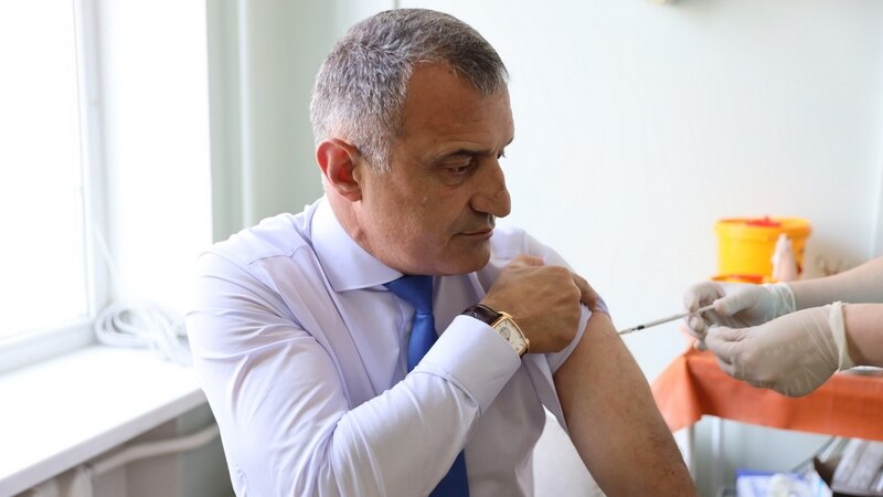 Анатолий Бибилов вакцинировался от коронавируса препаратом «Спутник V»