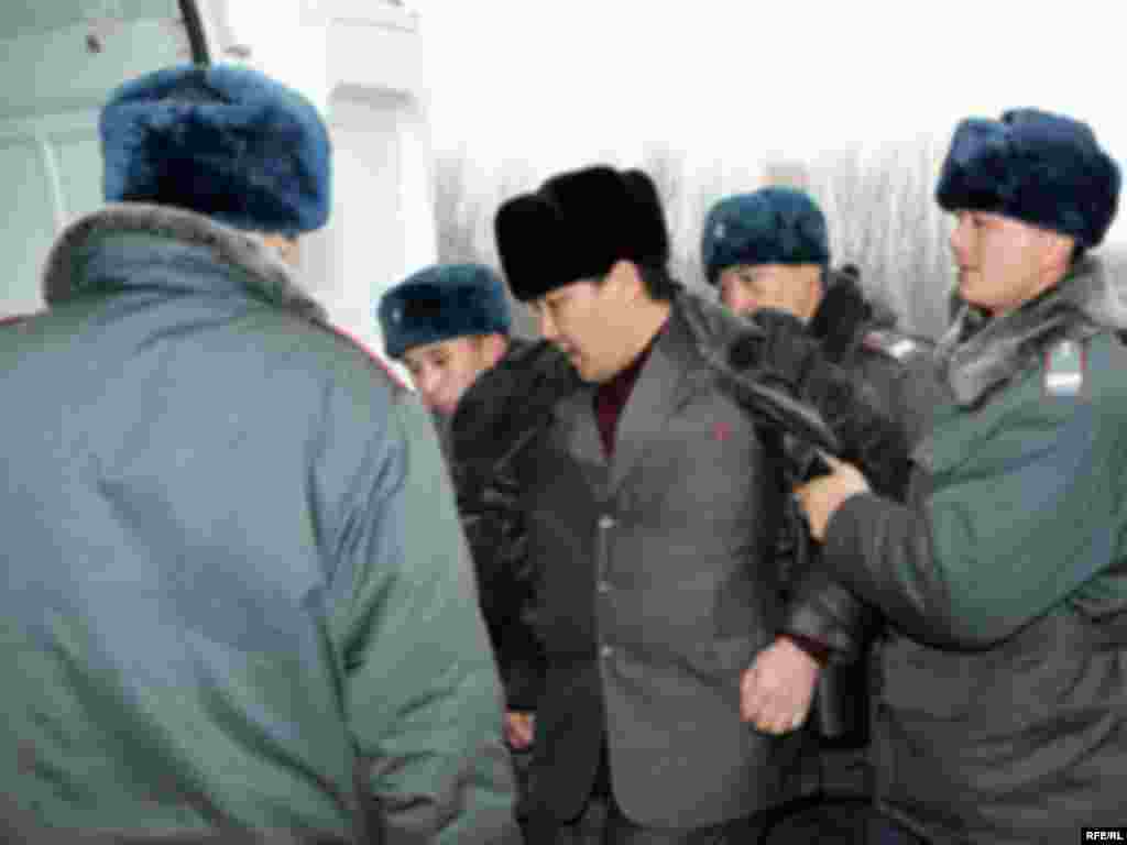 Правоохранительными органами Кыргызстана задержаны организаторы акции по сожжению государственных флагов США и Израиля Нурлан Мотуев и Турсунбай Бакир уулу.