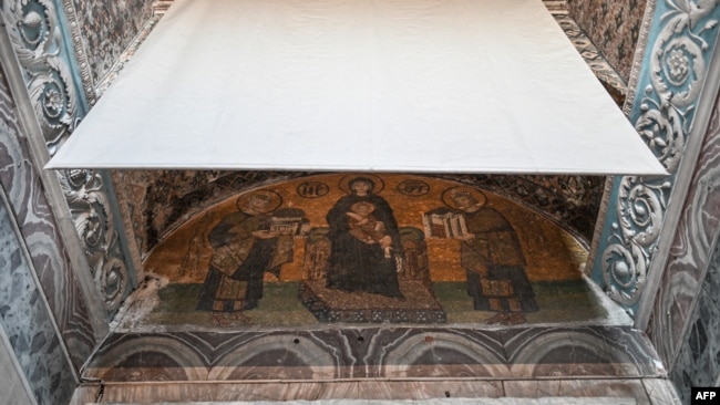 Христианская мозаика в Айя-Софии прикрыта с началом мусульманских молитв