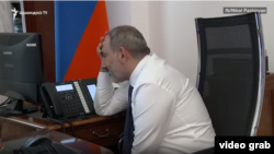Премьер-министр Армении Никол Пашинян в прямом эфире в Facebook беседует с гражданами по телефону, Ереван, 27 марта 2020 г. 