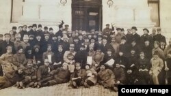 Deputații Sfatului Țării după ultima ședință (în centru Artur Văitoianu și Pantelimon Halippa) (Foto: I. Țurcanu, M. Papuc, Basarabia în actul Marii Uniri de la 1918)