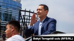 Омурбек Бабанов у ворот аэропорта «Манас», 8 августа 2019 года.