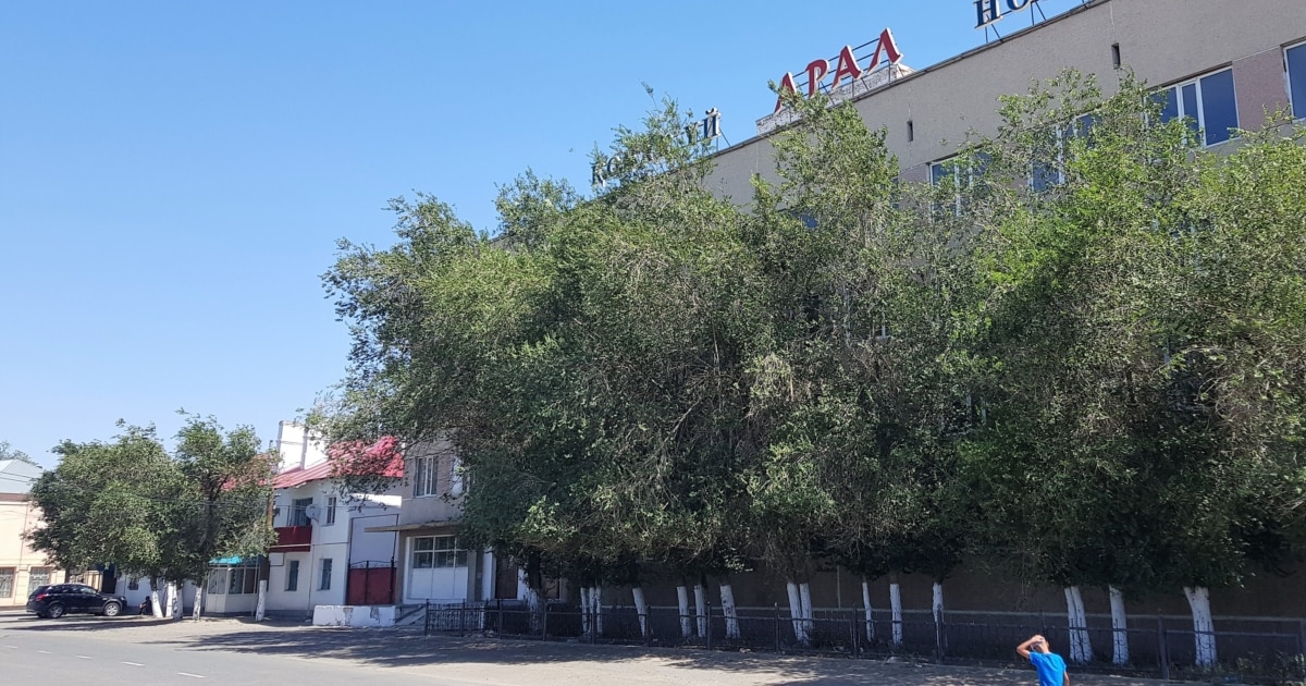 Порно өтіп бара жатқан адамдарға оның жыныс мүшесін көрсетті PDA-дағы порно суреттер