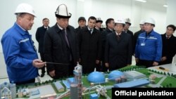 Президент Сооронбай Жээнбеков заводдун макети менен таанышып жаткан учуру.