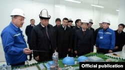 Президенту презентуют макет завода в Оше.
