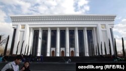 Здание Дворца Форумов в Ташкенте.