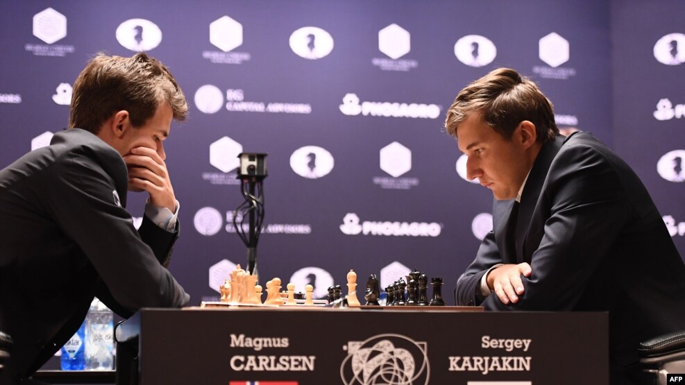 Magnus Carlsen (majtas) dhe Sergei Karjakin gjatë duelit të tyre për titullin e kampionit botëror në Nju Jork