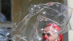 Klaun ispred Dečje klinike u Lajpcigu, Njemačka, 15 april 2020.