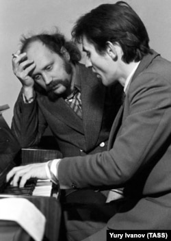 Уладзімер Мулявін (зьлева) і Ігар Лучанок, 1977 год