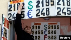 Падение грузинской национальной валюты вызывает у граждан Грузии и бизнесменов все больше опасений. Некоторые обменные пункты и вовсе начали придерживать доллар до «лучших времен»