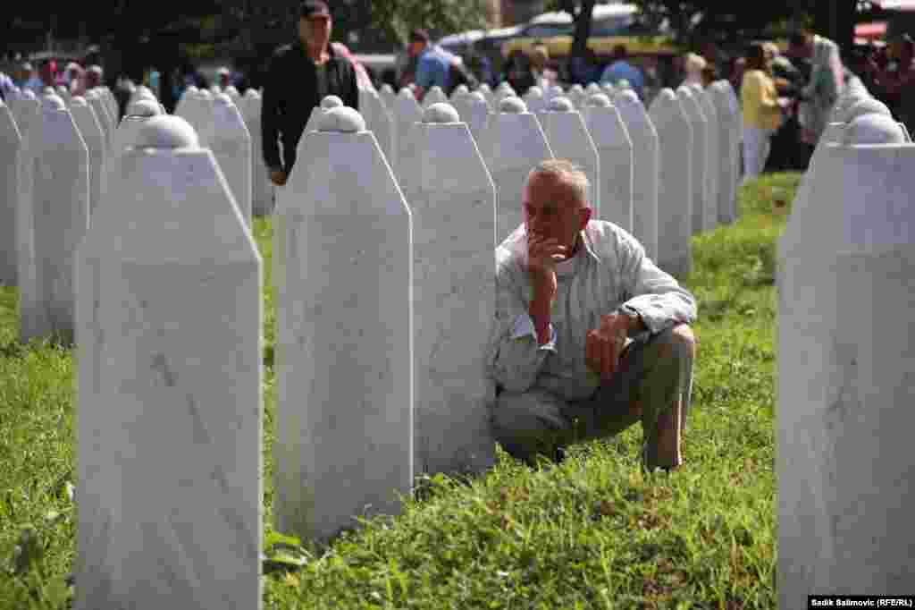 БОСНА И ХЕРЦЕГОВИНА - Илјадници луѓе присуствуваа на одбележувањето на 24 годишнината од геноцидот во Сребреница. Роднините на повеќе од 8000 жртви беа меѓу присутните во Меморијалниот центар Поточари. Погребани беа и посмртните останки на 33 нови идентификувани жртви, кои се пронајдени во масовни гробници во близина на Сребреница.