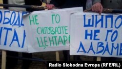 Неколку стотина приврзаници на опозицијата протестираа пред Основниот суд Скопје во знак на солидардност со претседателот на советот на општина Центар Мирослав Шиповиќ, кој беше уапсен на аеродромот во Виена. 15 октомври 2013.