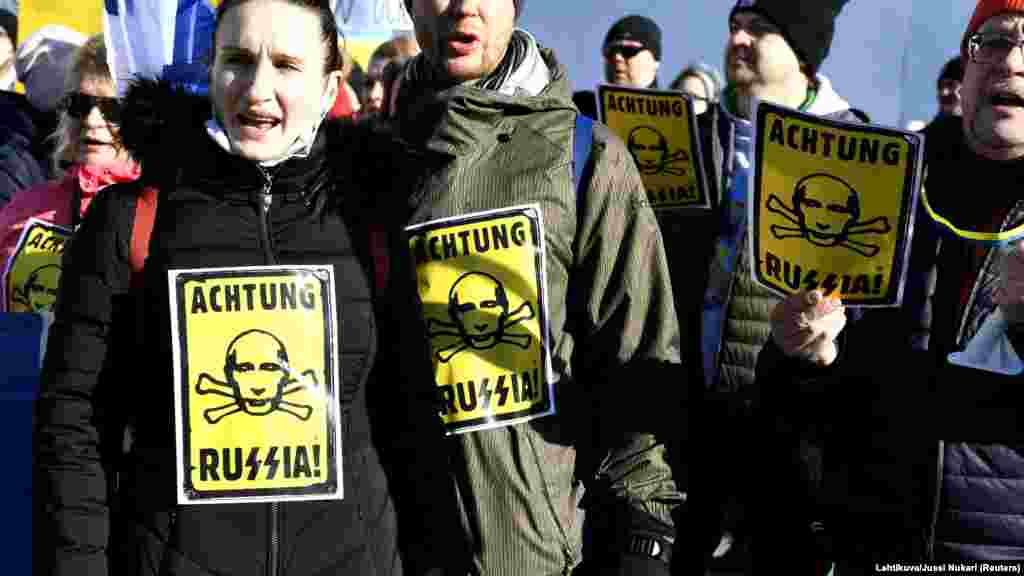 Protestele au ajuns și în Finlanda, în Piața Senatului din Helsinki. Lumea a strigat „Afară Rusia! Jos cu Putin!”