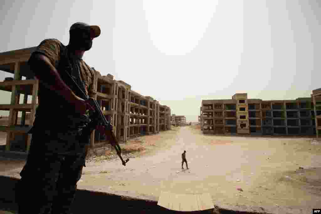 Members of the Popular Mobilization units hold a position in the Al-Hayakel area on the eastern outskirts of Fallujah during a military operation conducted with government forces against Islamic State militants. (AFP/Haidar Mohammed Ali)