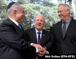 بنی گانتس (راست) در حالی مامور تشکیل دولت اسرائیل شده که بنیامین نتانیاهو (چپ) روز دوشنبه به ناکامی خود در تشکیل دولت تازه اذعان کرد.
