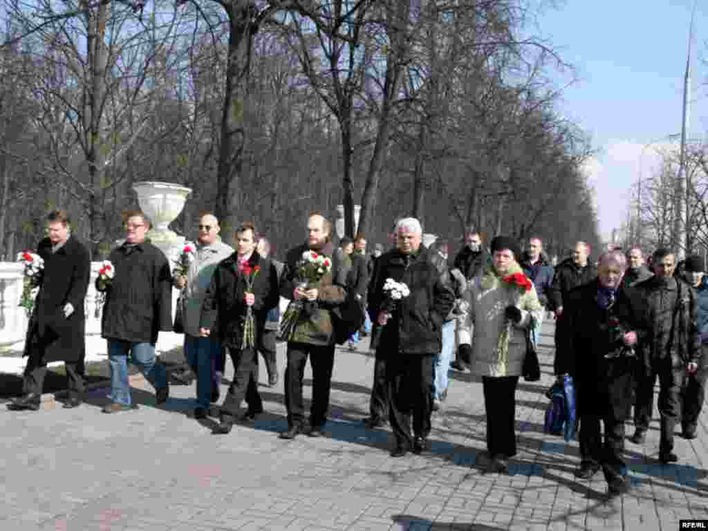 Лідэры апазыцыі ўскладаюць кветкі да помнікаў клясыкам нацыянальнай літаратуры, 28 сакавіка