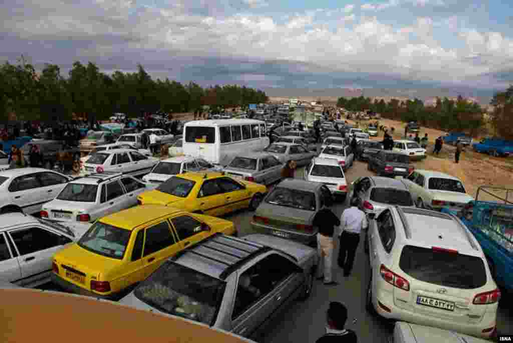 ترافیک مرزی؛ چند روز مانده به اربعین،&zwnj; جاده&zwnj;های منتهی به مرزهای ایران با عراق شاهد ترافیک سنگینی بود. در عکس جاده نزدیک به مرز مهران دیده می&zwnj;شود.