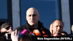 Лидерът на опозицията Ника Мелия пред централата на Обединеното национално движение в Тбилиси.