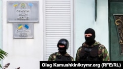 Российские силовики у здания Меджлиса, сентябрь 2014 г.