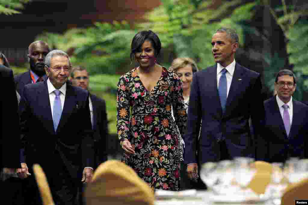 سفر تاریخی باراک اوباما،رئیس جمهور آمریکا به کوبا. اوباما در کنار همسرش میشل و رائول کاسترو،رهبر کوبا سفر آقای اوباما اولین سفر یک رییس جمهوری آمریکا به کوبا از سال ۱۹۲۸ میلادی و نقطه عطفی است در تاریخ روابط دو کشور. 