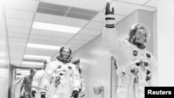 Neil Armstrong astronaut Apola 11 maše na putu ka transportnom vozilu. (NASA/Reuters)