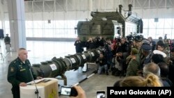 Орус армиясынын генерал-лейтенанты Михаил Матвеевский 9М729 ракетасын көрсөтүп жатат. 23-январь, 2019-жыл.