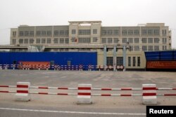 Шыңжаңдағы "саяси қайта тәрбиелеу орталықтарының" бірі. Пекин оны "кәсіби білім беру орталығы" ретінде атайды. Хотан, қыркүйек 2018 жыл.