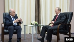 Владимир Путин во время встречи с главой ФИФА Йозефом Блаттером
