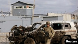 A U.S. soldier arrives at the site of a suicide attack in Kabul, October 13, 2014.