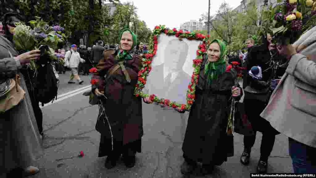 Марія та Галина Шкури щорічно приходять на парад і приносять портрет маршала Жукова. Його завжди приносять до Вічного вогню