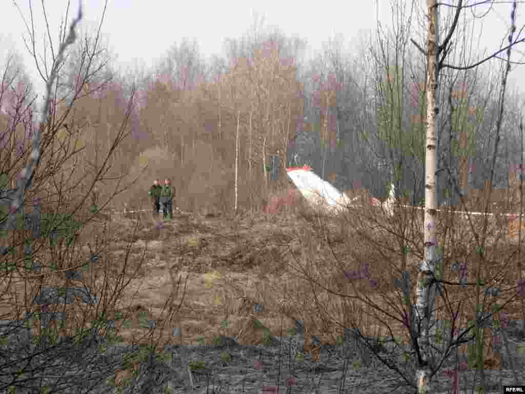 На месте крушения самолета ТУ-154 президента Польши Лех Качиньского. В результате авиакатастрофы при подлете к Смоленску погибли все находившиеся на борту 96 человек, в том числе президент и его жена. 