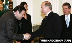 Михаил Фридман жмёт руку Владимиру Путину, 2005 год.