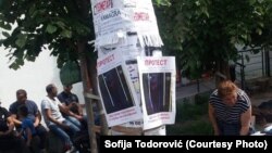 Plakati sa pozivom na novo okupljanje protiv vlasnika pekare "Roma" u Borči