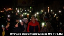 Жители Одессы у здания колледжа требуют расследовать причины пожара и гибели людей. 7 декабря 2019