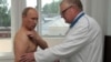 На той час прем'єр-міністр Росії Володимир Путін на прийомі в лікаря, 25 серпня 2011 року
