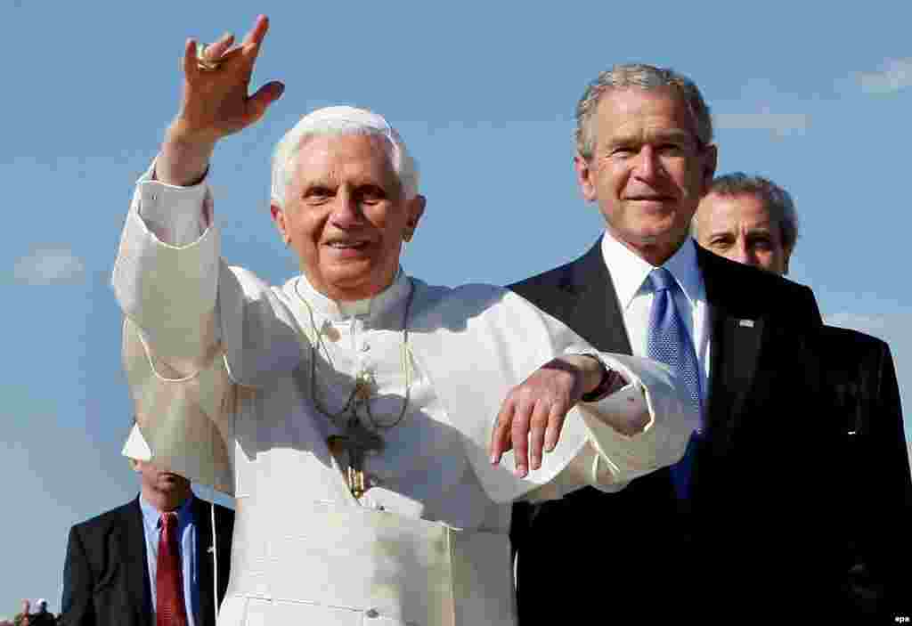 Джордж Буш встречает папу на военном аэродроме Эндрюс под Вашингтоном, 15 апреля 2008 года