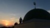 Орозо айынын башталышын аныктоо үчүн айды кароо учуру. Сүрөттө индонезиялык мусулмандар Жакарта шаарындагы Ал-Хидая мечитинин чатырында турушат. 8-июль, 2013-жыл