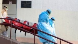 МИНСК, БЕЛОРУСИЈА: Членови на медицинскиот тим во заштитни костуми
