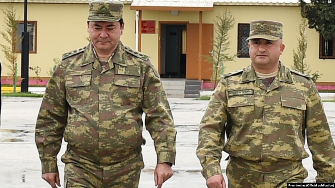 Üç nəfərdən ikisi - sabiq Baş Qərargah rəisi Nəcməddin Sadıkov (solda) və 2017-ci ildə hadisələr yaşanarkən korpus komandiri olmuş Hikmət Həsənov