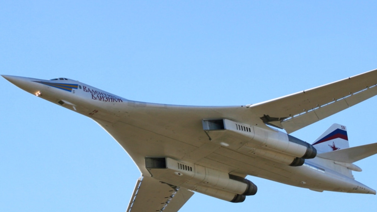 Ту 160 сверхзвуковой характеристики. Ту-160 белый лебедь. Ту-160м2. Стратегический бомбардировщик ту-160. Ту 160 снизу.