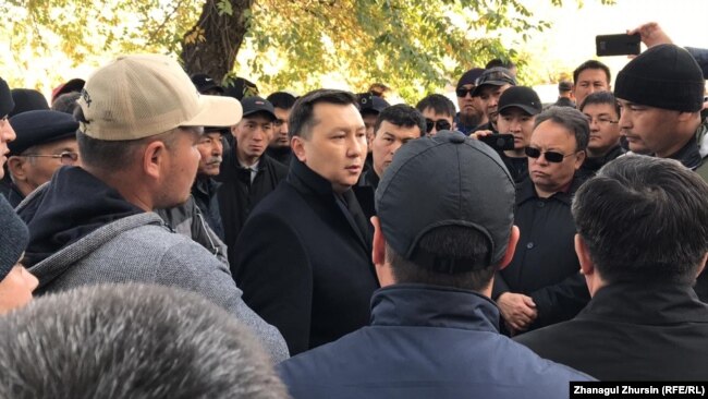 Наразы топ алдына шыққан Ақтөбе облысы әкімінің орынбасары Қайрат Бекенов (ортада) жұмысшыларға жағдайды түсіндіріп тұр. Ақтөбе, 11 қазан 2019 жыл.