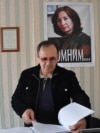 Чеченский правозащитник Оюб Титиев перед портретом своей убитой коллеги Натальи Эстемировой в офисе "Мемориала" в Грозном / Фото из архива