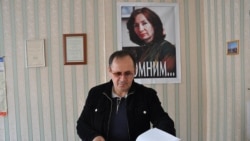 Чеченский правозащитник Оюб Титиев перед портретом своей убитой коллеги Натальи Эстемировой в офисе "Мемориала" в Грозном / Фото из архива