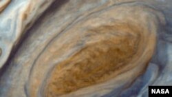 Большое красное пятно на Юпитере — гигантский ураган, который вращается против часовой стрелки и совершает полный оборот за 6 земных суток. Размеры урагана достигают 40 тысяч на 14 тысяч километров. Снимок выполнен спутником Voyager 1 в 1979 году.
