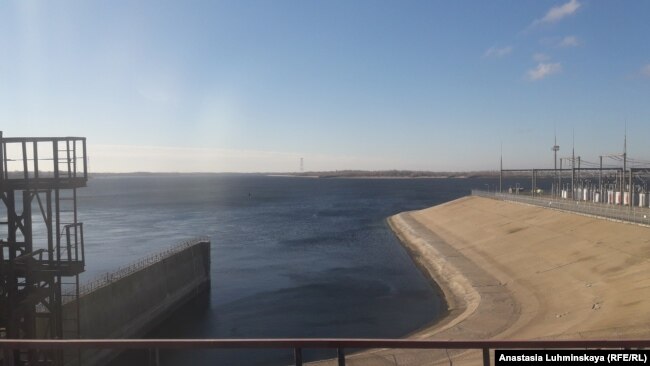 Плотина ГЭС на Волге в Балакове, где полицейские обещали утопить Ивана