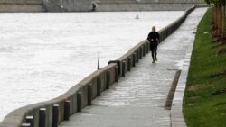 Мужчина, прогуливающийся вдоль Москвы-реки. 1 июня 2020 года.