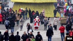 Дедо Мраз на плоштадот Македонија во Скопје.